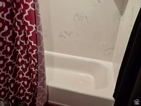 Bathroom with shower / bathtub combination with curtain