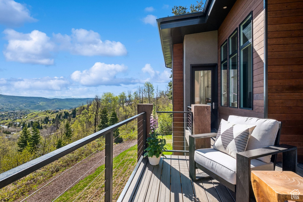 Balcony featuring a mountain view