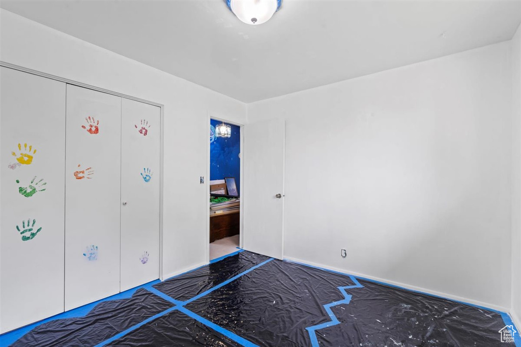 Unfurnished bedroom featuring baseboards and a closet