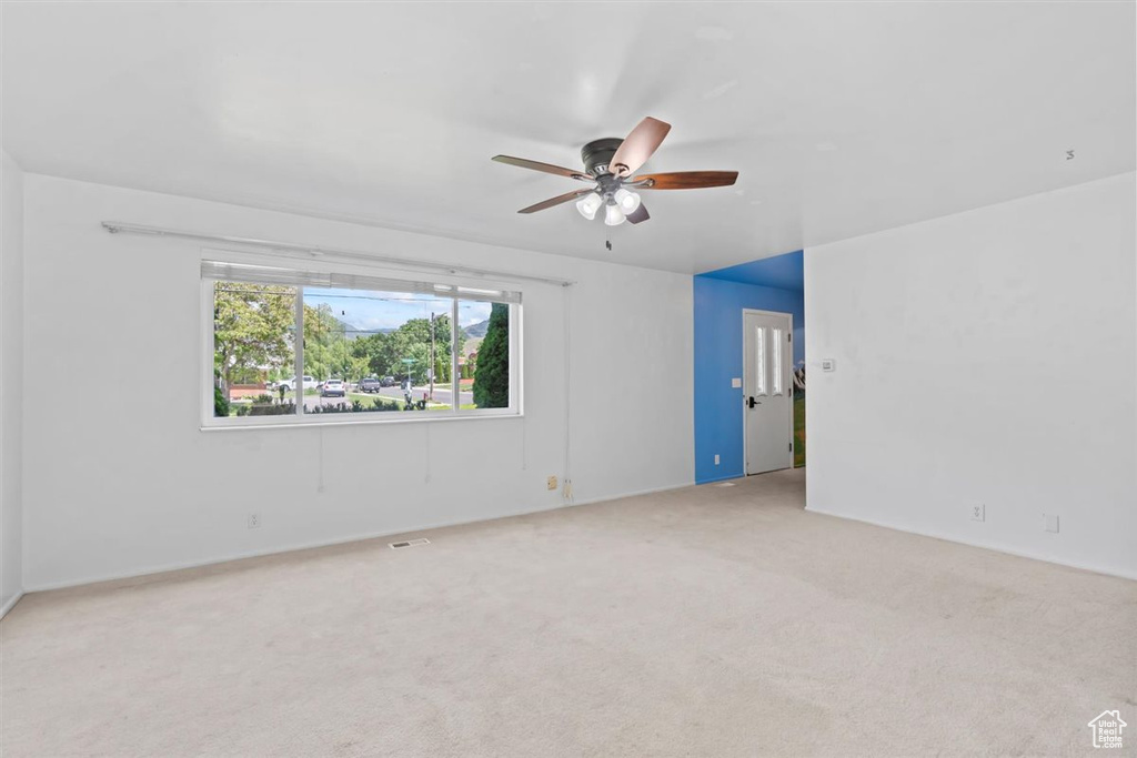 Unfurnished room with carpet flooring and ceiling fan