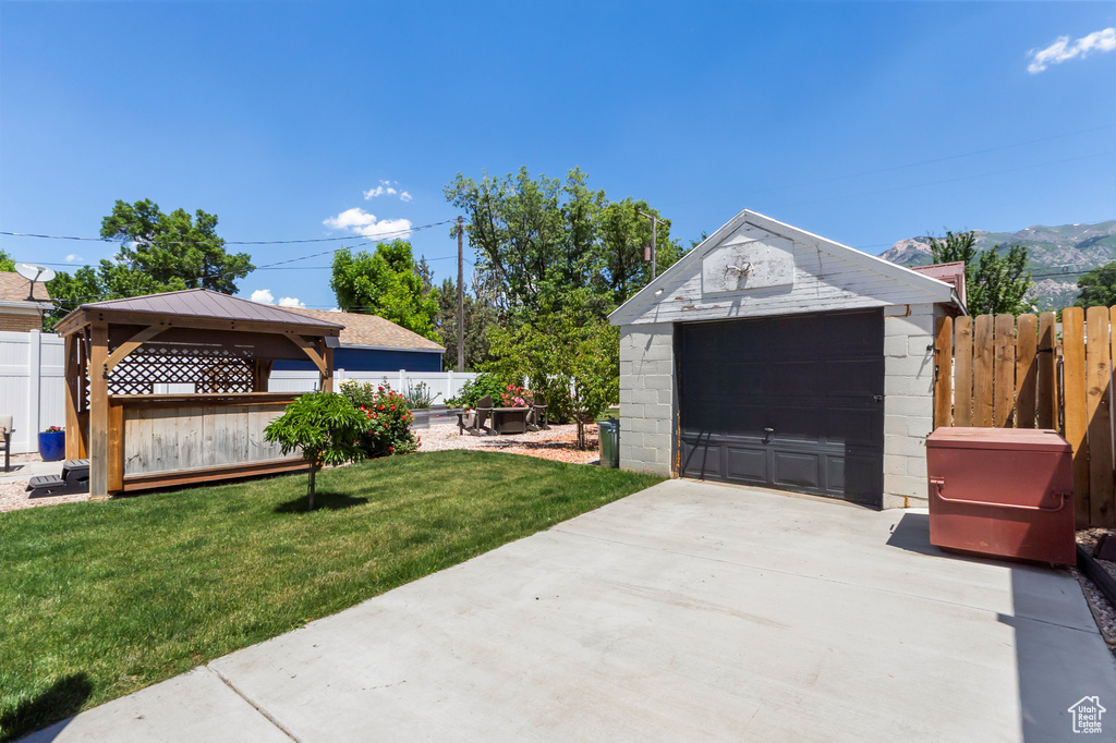 Detached garage featuring driveway