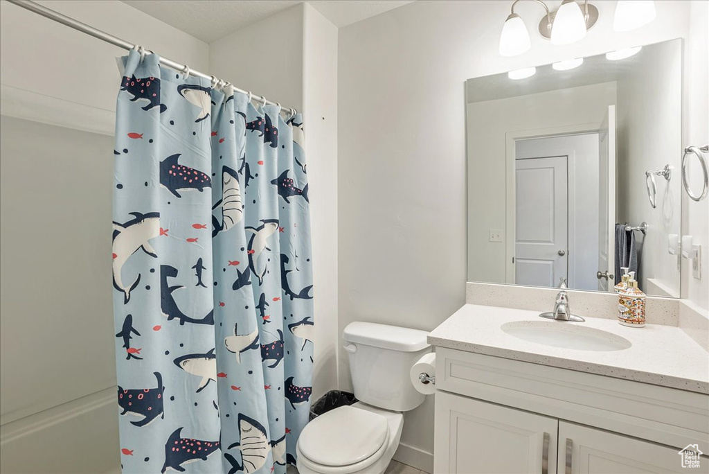 Bathroom with vanity and shower / bathtub combination with curtain