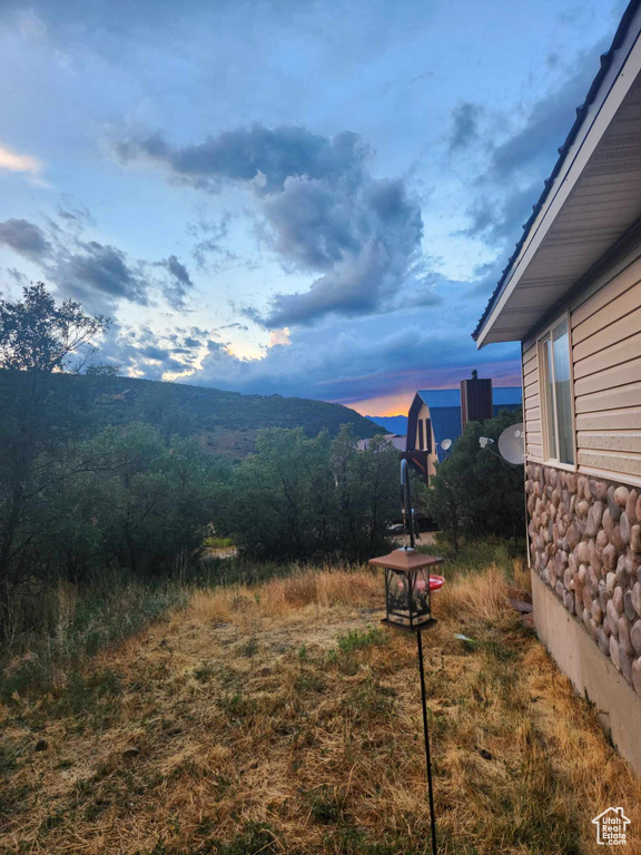 View of yard featuring a mountain view
