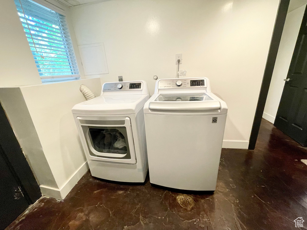 Washroom with independent washer and dryer and baseboards