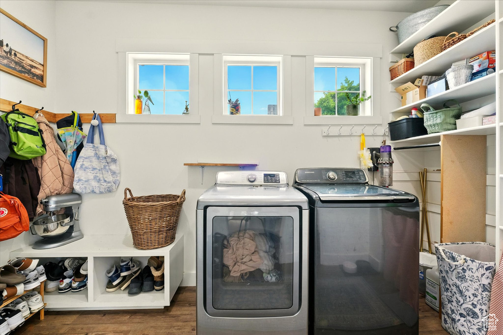 Washroom with independent washer and dryer and wood finished floors