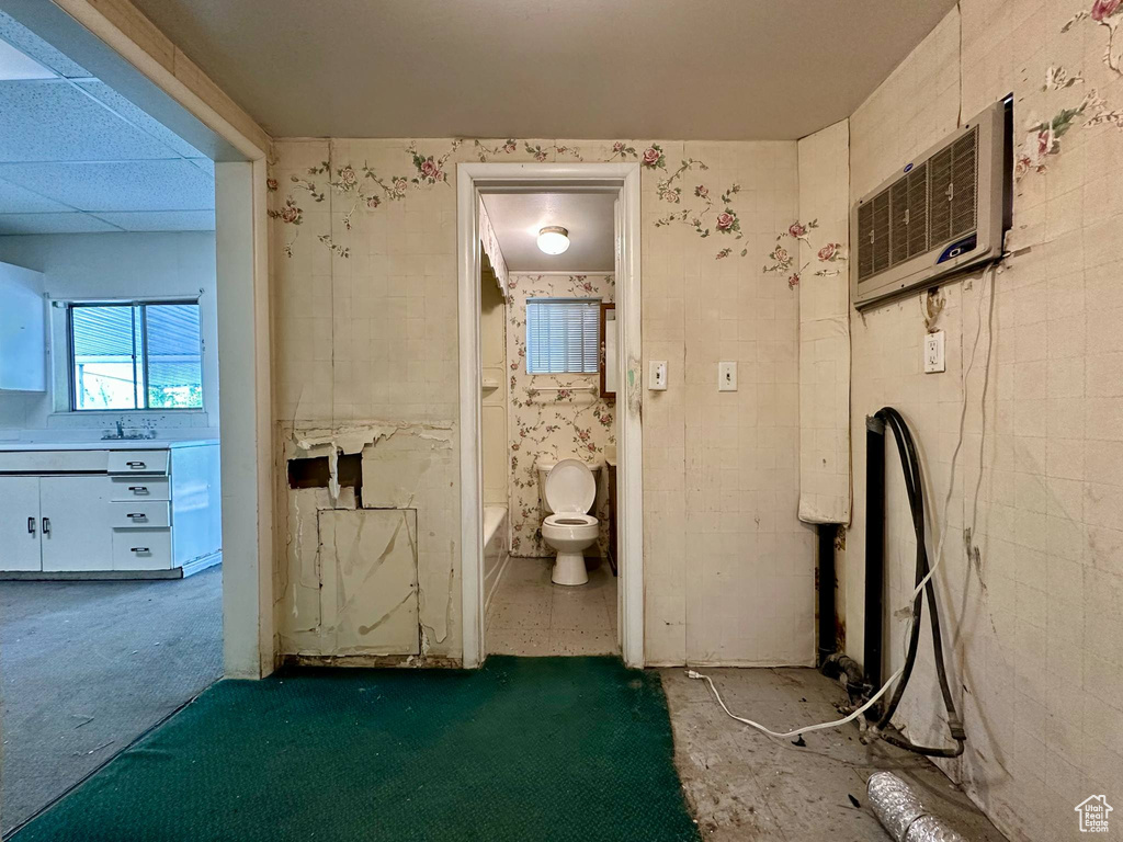 Full bathroom featuring a wall mounted AC, vanity, and a bathtub
