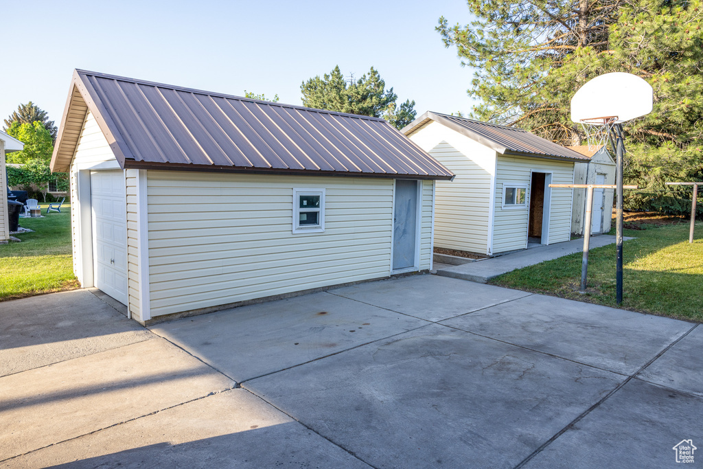 Detached garage featuring concrete driveway