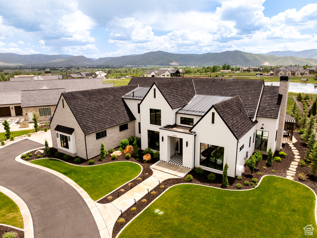 Aerial view of property and surrounding area with mountains