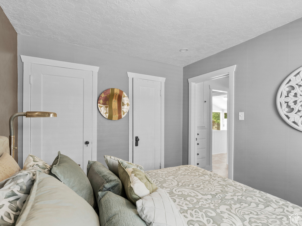 Bedroom with a textured ceiling and a closet