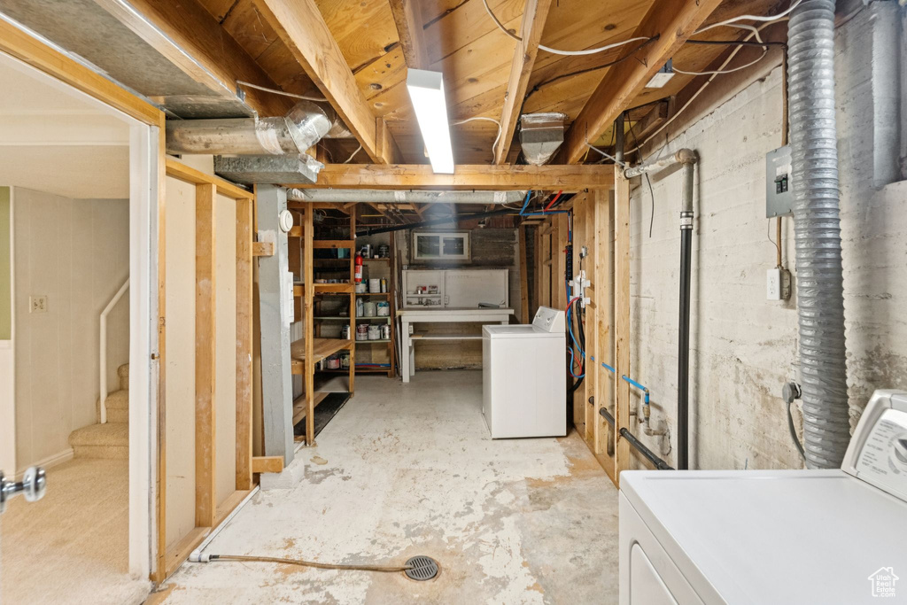 Unfinished below grade area featuring washer / dryer