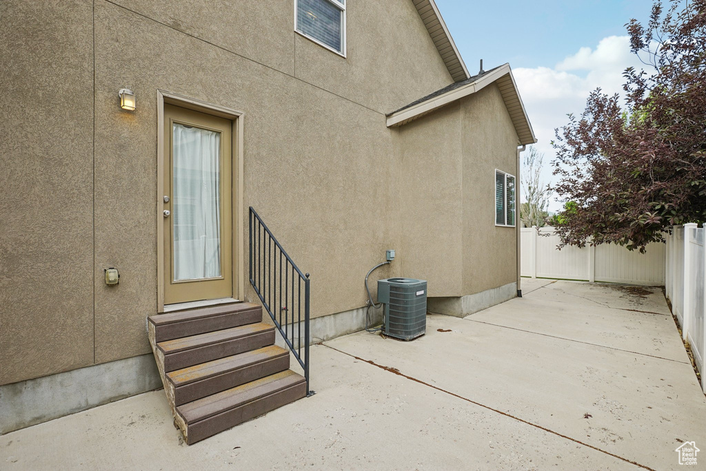 Doorway to property with a patio and stucco siding