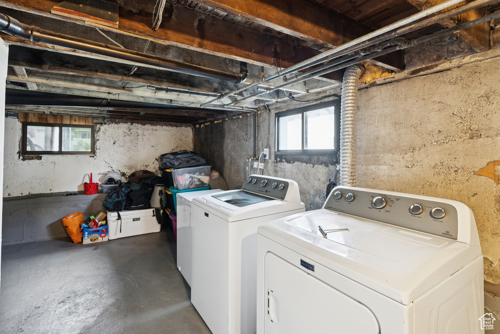 Washroom with independent washer and dryer