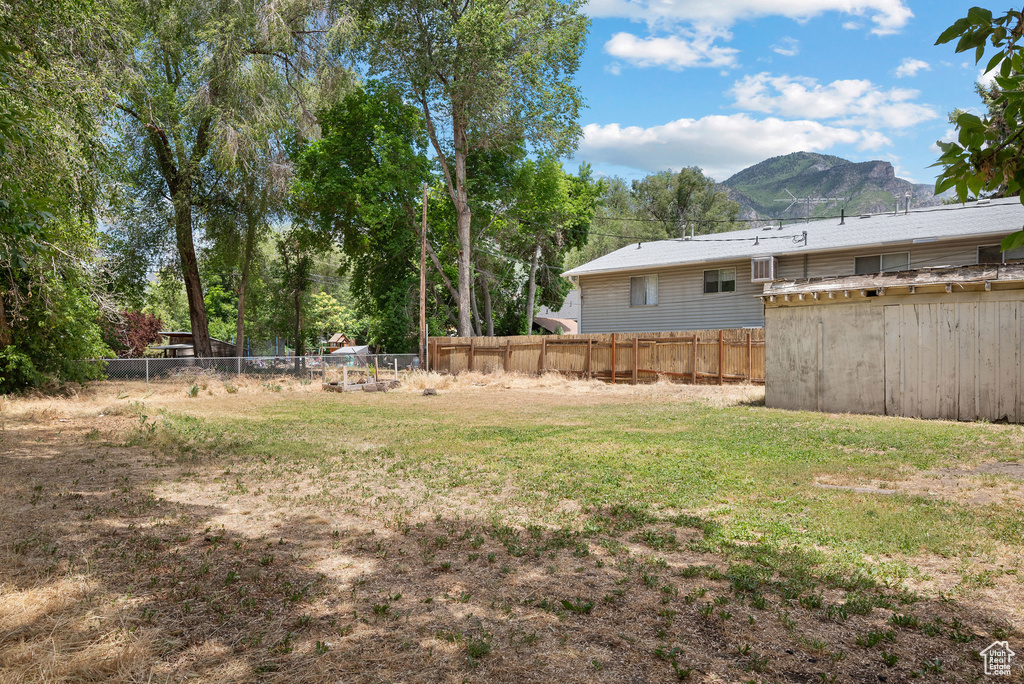 View of yard featuring a mountain view