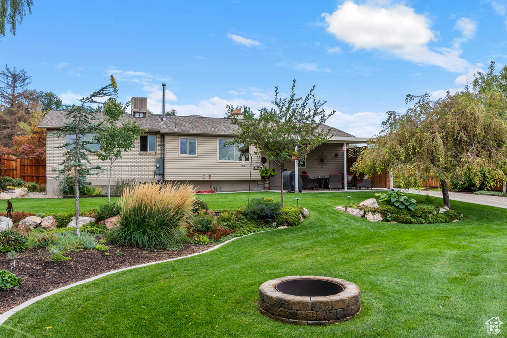 View of front of home featuring a fire pit