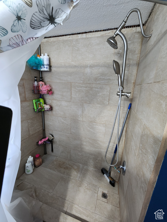 Bathroom featuring a tile shower
