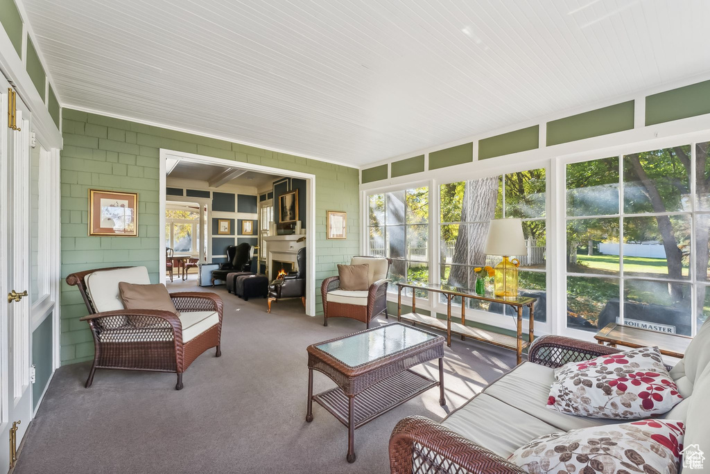 Sunroom / solarium featuring an outdoor hangout area