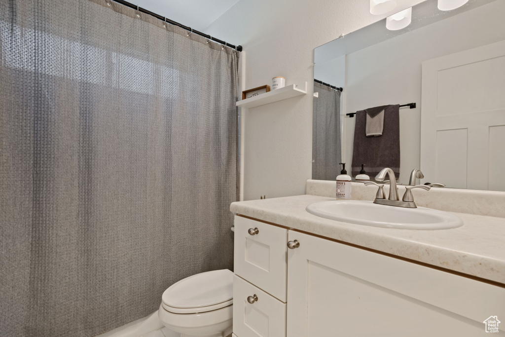 Full bath with vanity and a shower with shower curtain