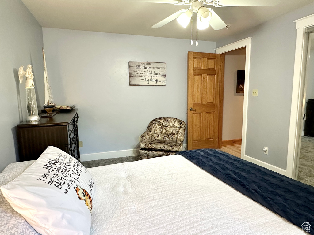 Bedroom featuring carpet floors, baseboards, and a ceiling fan