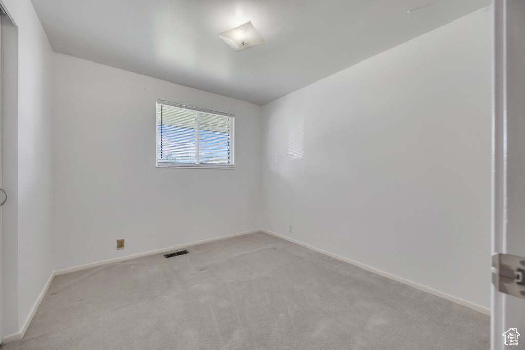 Empty room with light carpet