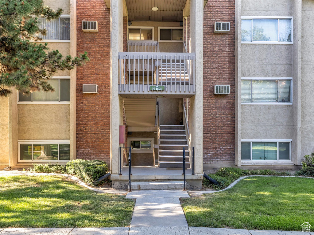 View of apartment building / complex