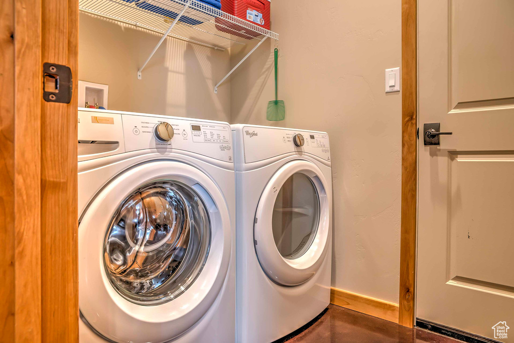 Washroom with washing machine and dryer