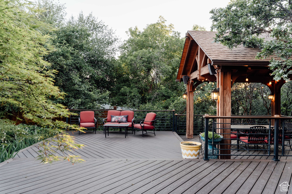 Deck with outdoor lounge area