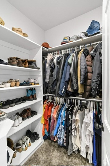 Walk in closet featuring carpet floors