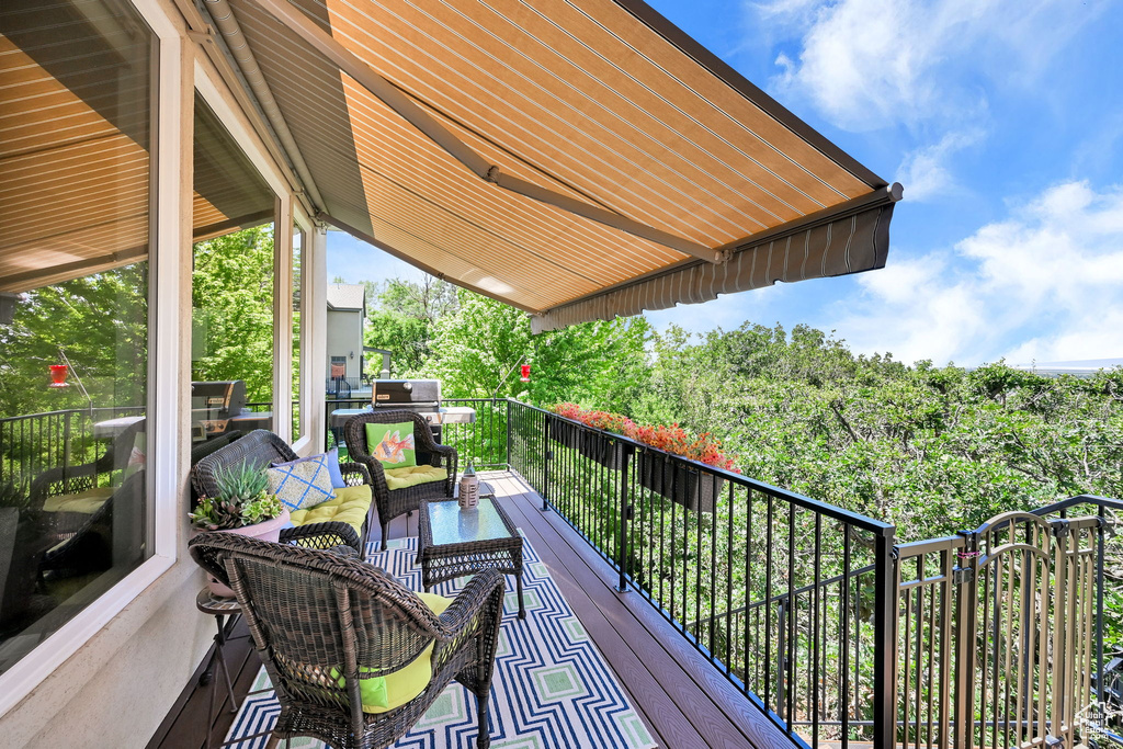 Deck with outdoor lounge area