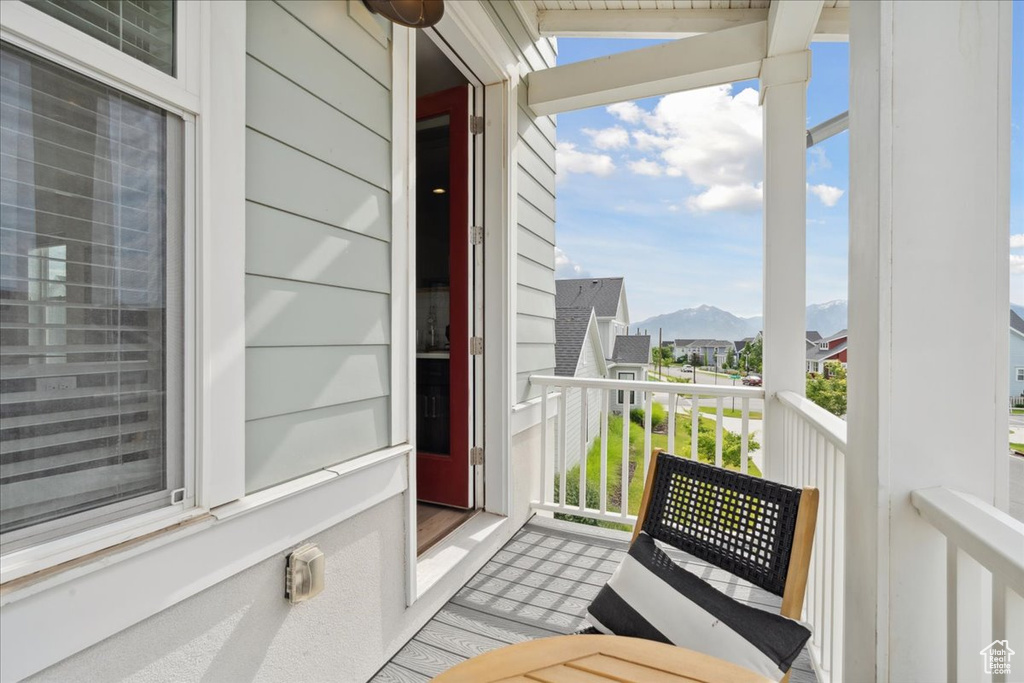 Balcony featuring a mountain view