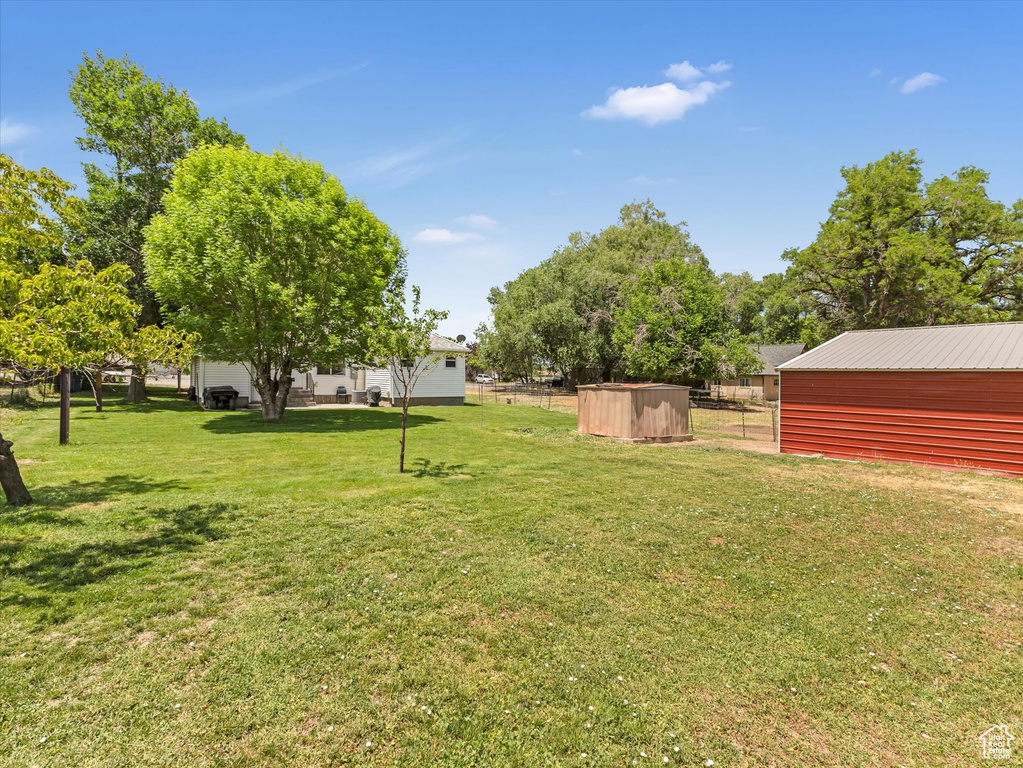 View of yard featuring an outdoor structure