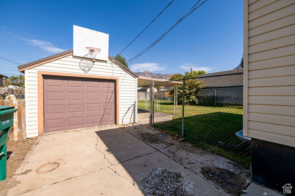 Detached garage with driveway