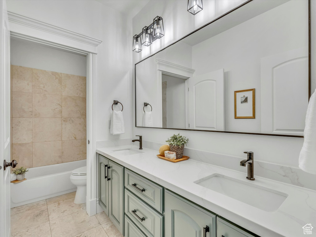 Full bath with double vanity and tub / shower combination
