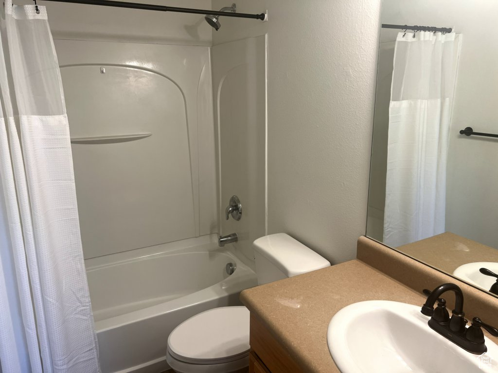 Full bath with vanity and shower / bath combo