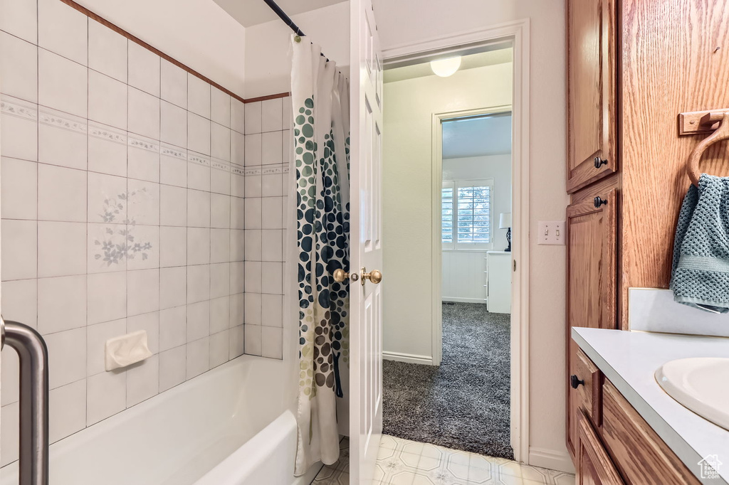 Bathroom with shower / tub combo and vanity