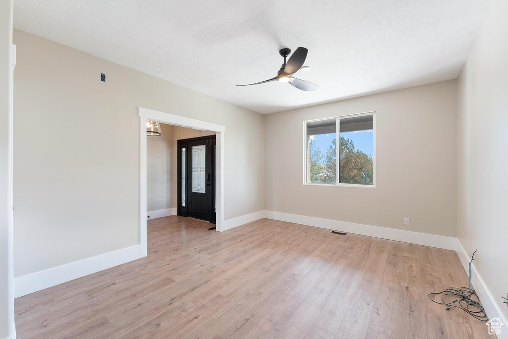 Unfurnished room featuring light wood finished floors and a ceiling fan