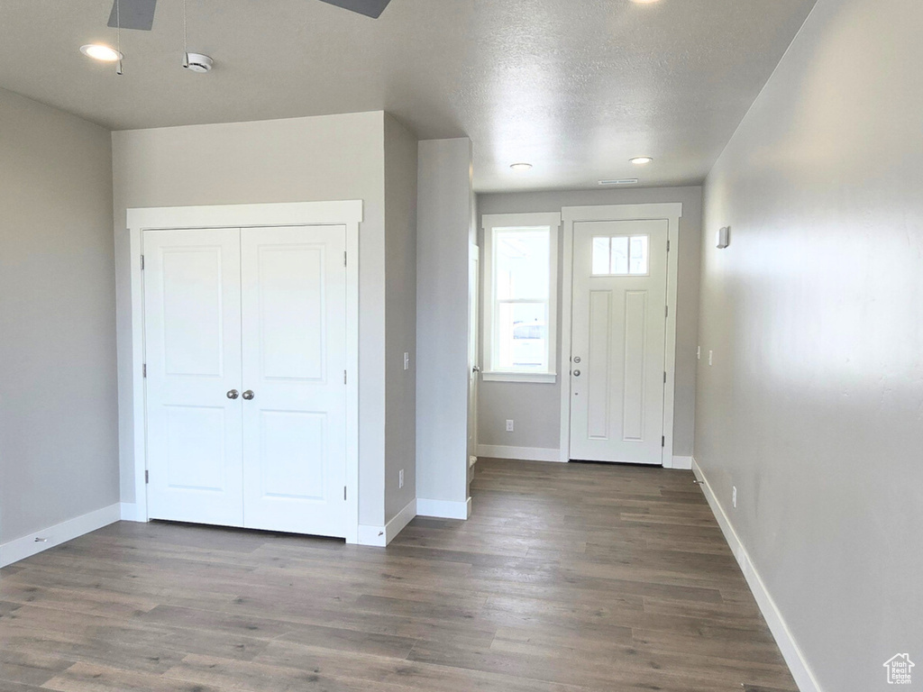 Entryway featuring wood finished floors, a ceiling fan, and recessed lighting