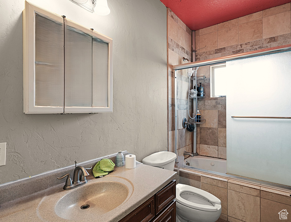 Bathroom featuring tiled shower / bath and vanity