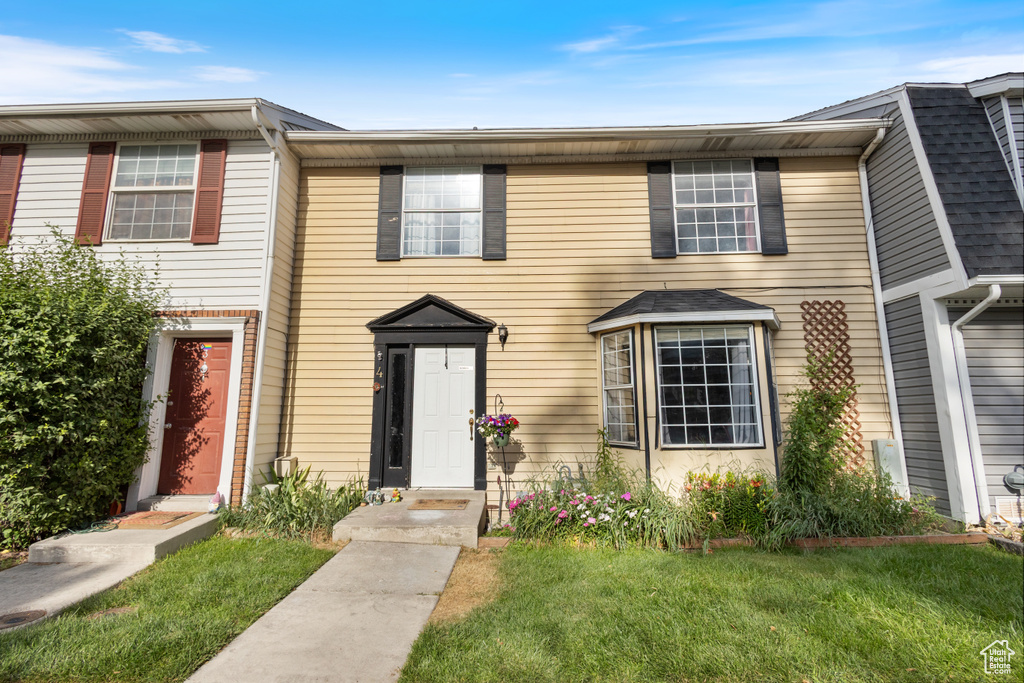 Townhome / multi-family property with a front yard