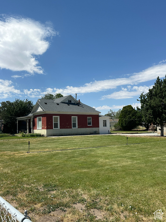 View of front facade with a front yard
