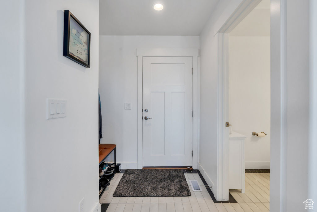 Foyer featuring recessed lighting and baseboards