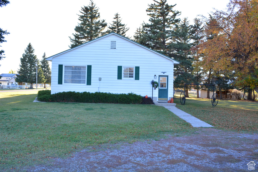 View of front facade featuring a front lawn