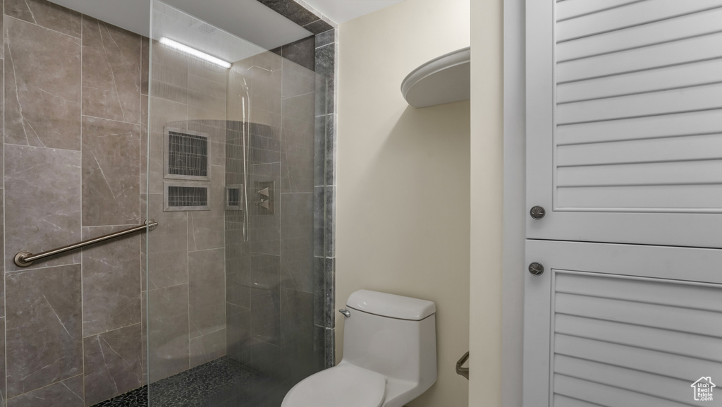 Bathroom featuring a tile shower