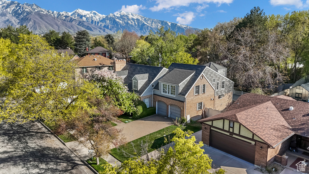 Aerial view of property and surrounding area with mountains