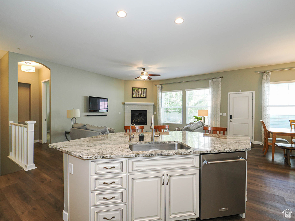 Kitchen with ceiling fan, stainless steel dishwasher, open floor plan, healthy amount of natural light, and recessed lighting