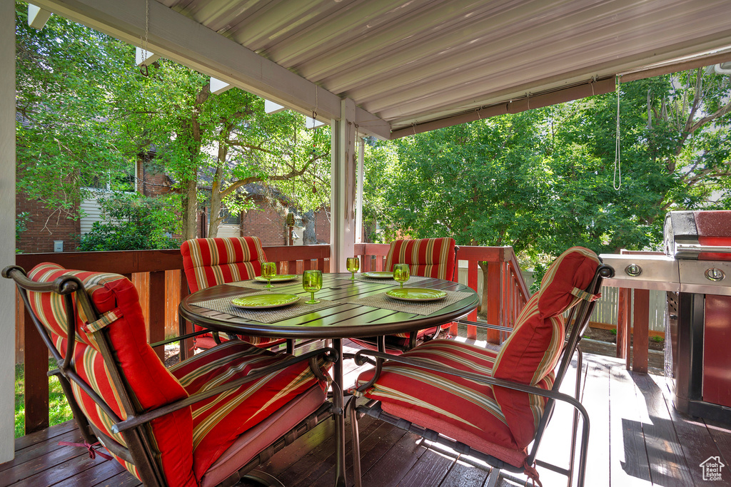 Deck with outdoor dining space