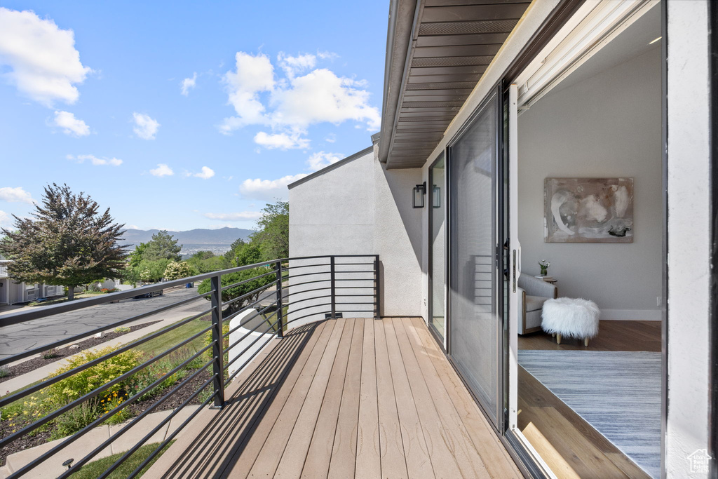 Balcony featuring a mountain view