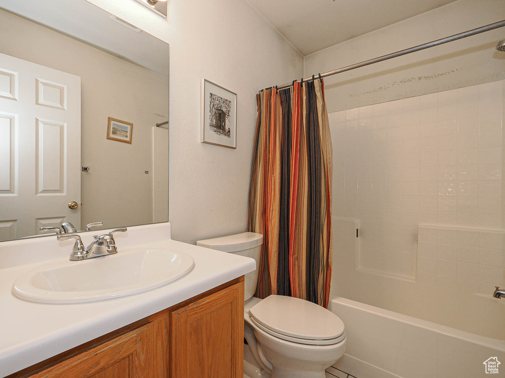 Full bath with vanity and shower / tub combo