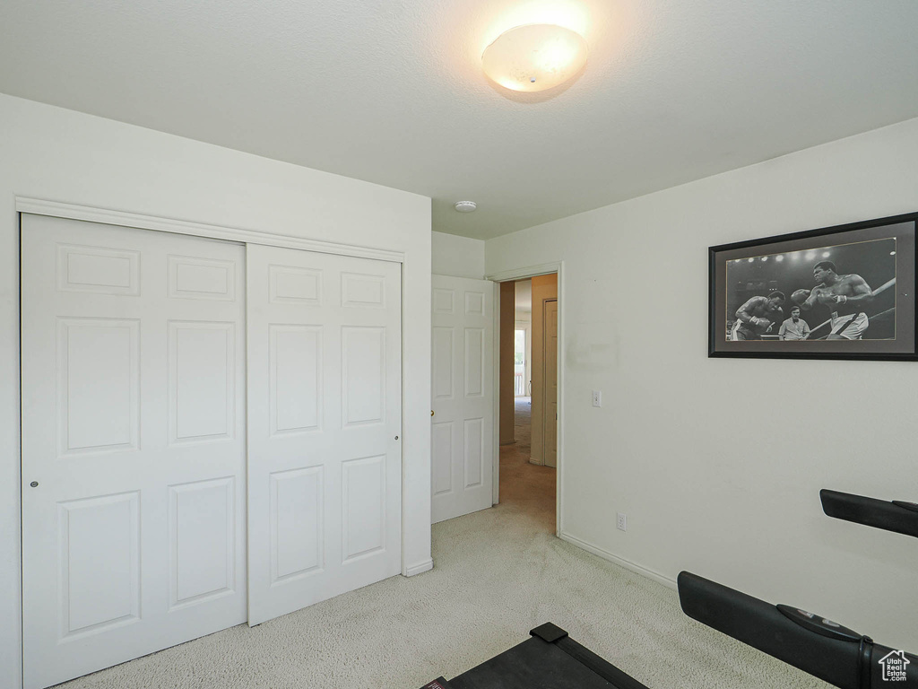 Workout room with carpet flooring and baseboards