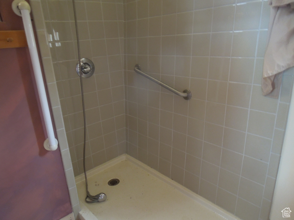 Full bath featuring a tile shower