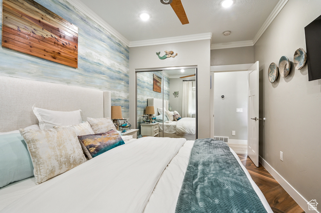 Bedroom featuring crown molding, wood finished floors, recessed lighting, a closet, and a ceiling fan